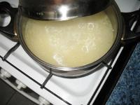 Ezután a lábast befedjük, és a rizst puhára...