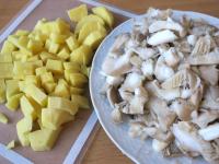 A gombát kisebb darabokra vágjuk. A krumplit...