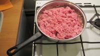 A hagymát olajon aranyszínűre pirítjuk,...