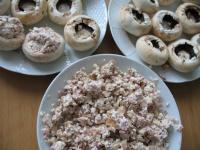 A szalámit és a Feta sajtot egy tálba...