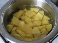A krumplit meghámozzuk, kisebb kockákra vágjuk,...
