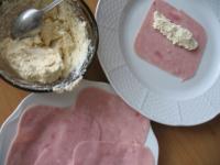 Hat szelet sonkát megtöltünk az elkészített...