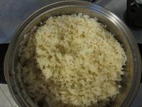 A rizst Parboiled egy edényben olajon...