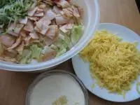 A sajtot lereszeljük. A foghagymát megpucoljuk,...