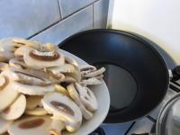 A gombát megtisztítjuk, szeletekre vágjuk. Egy...