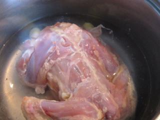 Csirkehúsleves és hús elkészítése