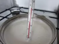 A friss tejet egy lábasba öntjük és...