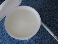 A megfelelő hőmérsékletre hűtött tejbe,...