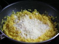 Egy kevés vajat és reszelt parmezánt adunk...