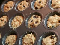 A muffin formákat kikenjük zsiradékkal, majd...