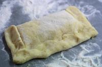 A tészta egyik felének közepére helyezünk egy...