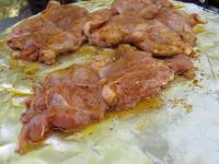 A húst a grillezés ellőtt 30 perccel kivesszük...