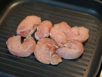 Forró serpenyőben grillezzük mindkét...