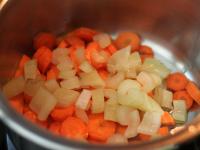 A sárgarépát és a zellert kisebb darabokra...