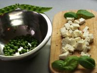A friss borsót megpucoljuk, a feta sajtot kis...