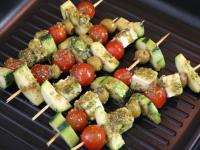 A nyársakat elhelyezzük a forró grillező...
