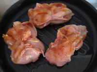 Olajjal kikent grillserpenyőben mindkét...