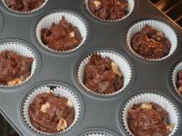 A muffin formába papírkosarakat rakunk. Minden...