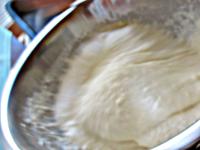 Fokozatosan hozzáadjuk a maradék langyos tejet,...