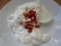 A csípős paprikát apróra vágjuk, és...