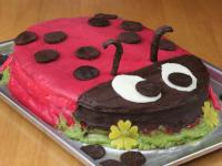 A piros marcipánt rá helyezzük a torta...