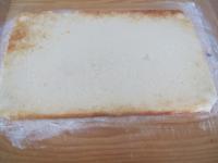 A tésztát kiborítjuk egy porcukorral meghintet...
