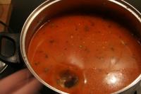 Felöntjük vízzel, hozzáadjuk a maggi kockát...