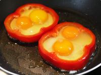 A paprika közepébe bele helyezzünk egy vagy...