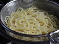 A spagettit leszűrjük....