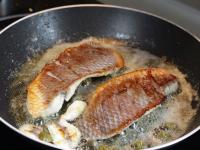 Az olvasztott vajhoz adjuk hozzá a tilapia...