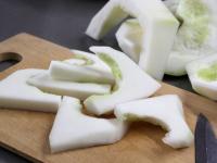 A patisszont kettévágjuk, a magját...