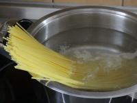 A spagettit megfőzzük ( az utasítás alapján )...