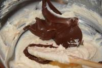 Hozzáadunk túrót, mascarpone sajtot, és puding...