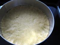 A tortaformára vágott sütőpapíron kinyújtjuk...
