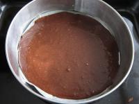 Sütőpapírral bélelt tortaformába öntjük és...