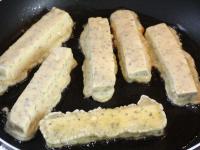 A tofu rudacskákat a bundával forró olajban,...