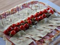 Az olívákra ráhelyezzük a félbevágott cherry...