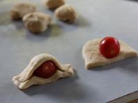 A levágott tésztadarabokba egy cherry...