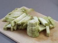 A padlizsánt rövid hasábokra szeleteljük....