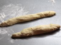 A megkelt tésztát a lisztel meghintett deszkára...