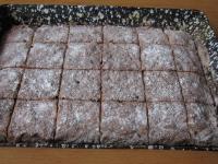 A süteményt még forrón megszórjuk kakaóval...