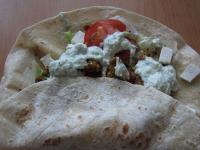 A tortilla alsó részét behatjuk befele, majd az...