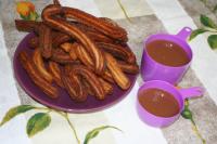 A Churros-t frissen melegen tálaljuk, és a...