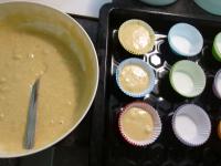 A muffin kosárkákat belehelyezzük a muffin...