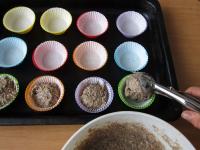 A muffin formákba papírkosárkákat rakunk, és...