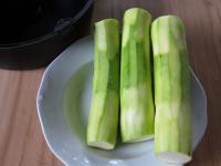 A cukkinit meghámozzuk, és karikákra vágjuk....