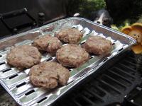 A hamburgereket forró grillen 10 - 10percig...
