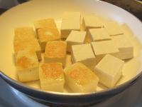 A tofu sajtot kockákra szeleteljük és mindkét...
