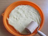 A tésztát kivesszük a hűtőből, és kerek...