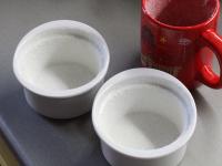 A kis formákat (ramekin) kikenjük vajjal és...